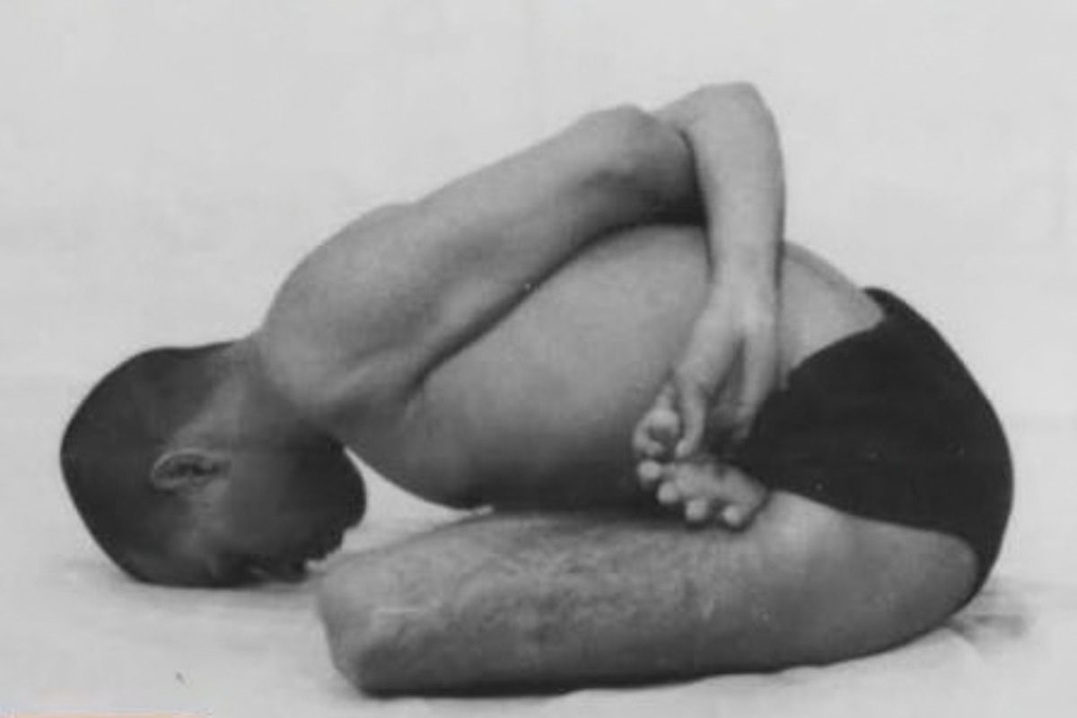 Swami-Vishnudevananda-Baddha-Padmasana